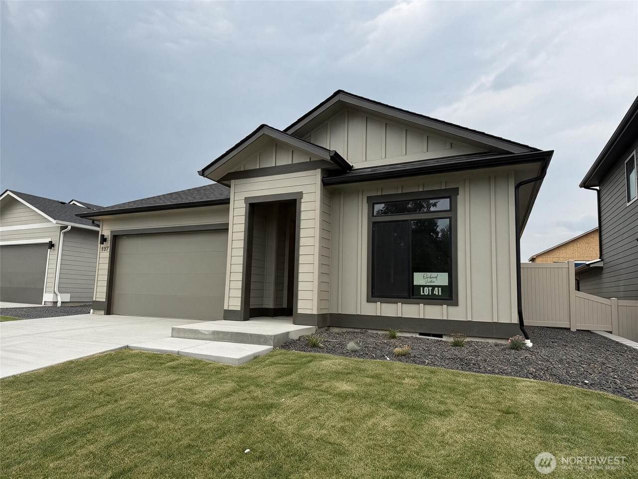 557 Oasis Loop - Photo 1