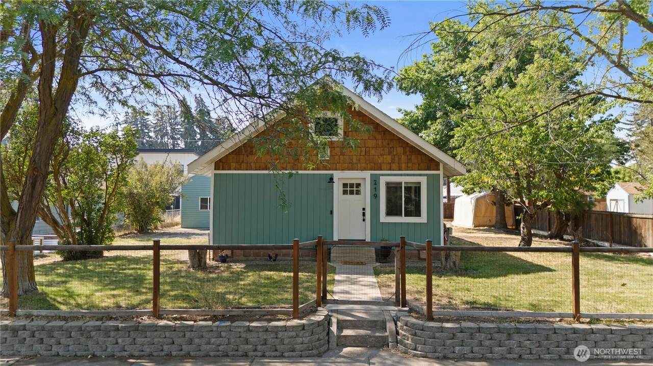 219 Dennis Street - Photo 1