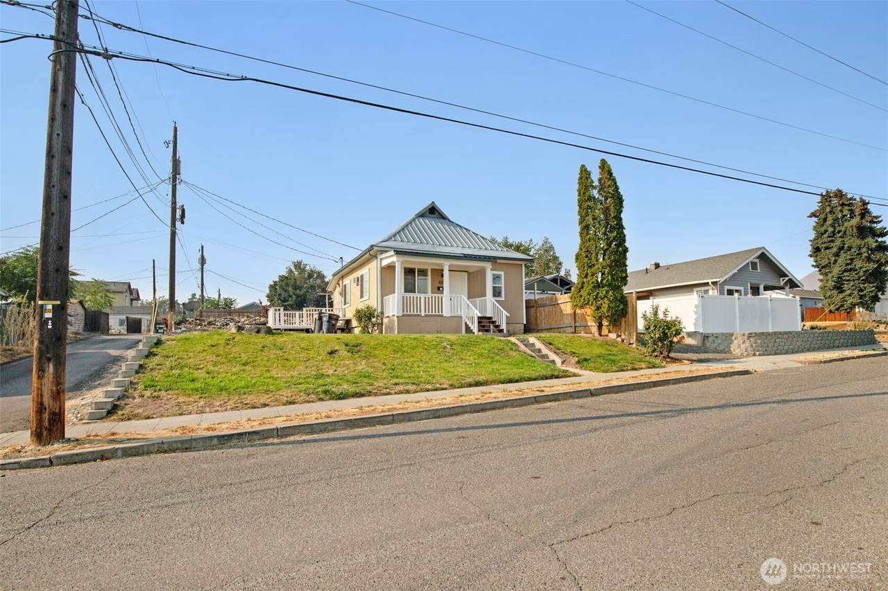 617 3rd Street - Photo 1