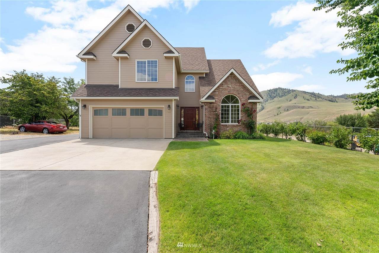 728 Wapato Avenue - Photo 1