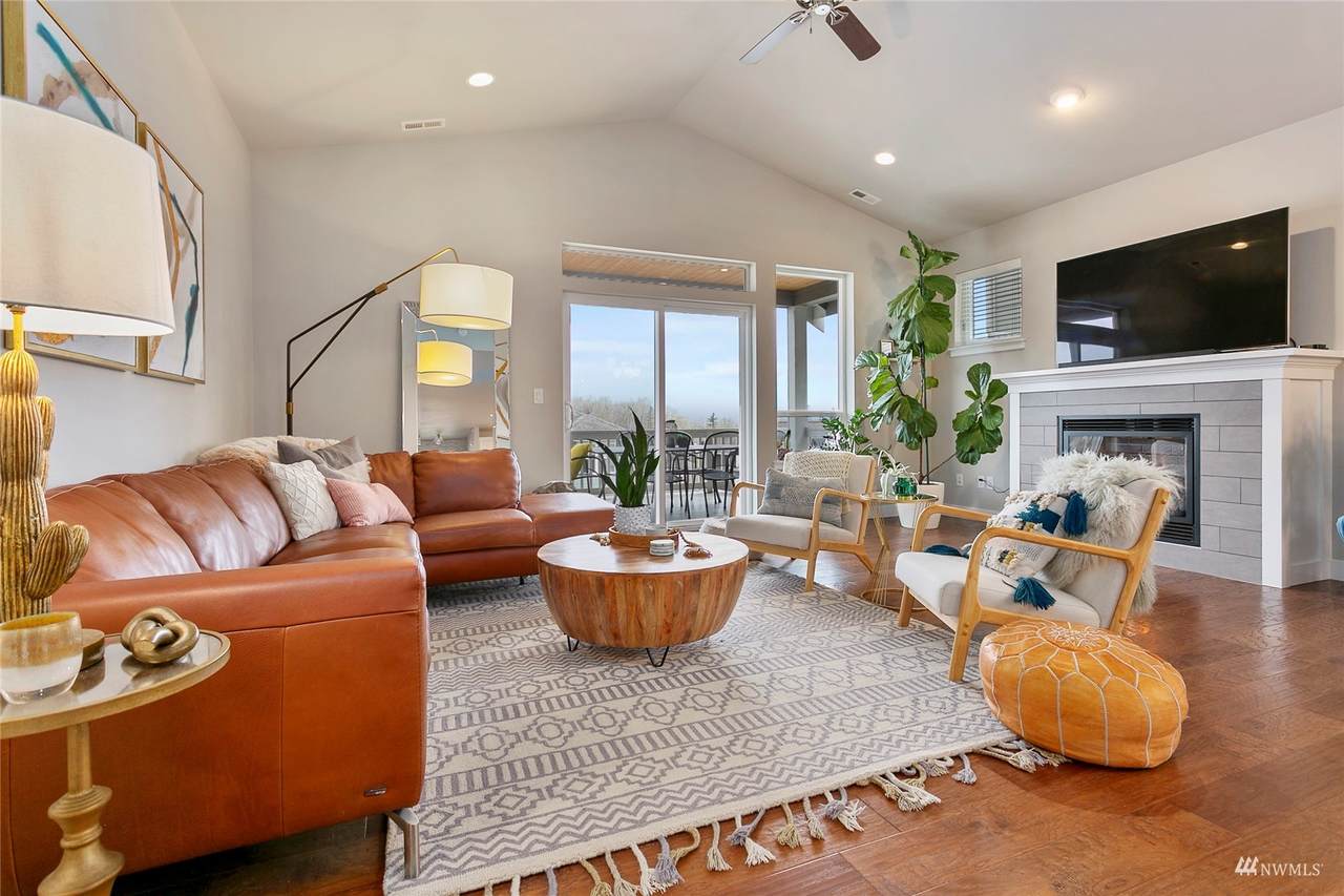 812 Blackstone Court - Photo 1