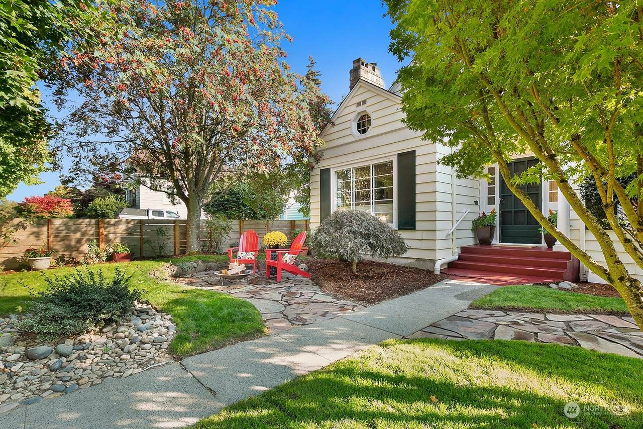 3031 72nd Street - Photo 1