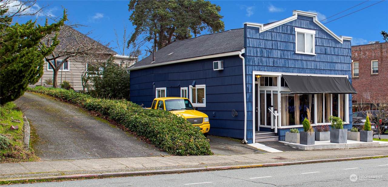 3700 Wallingford Avenue - Photo 1