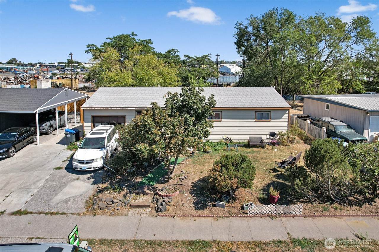 1435 Sunset Drive - Photo 1