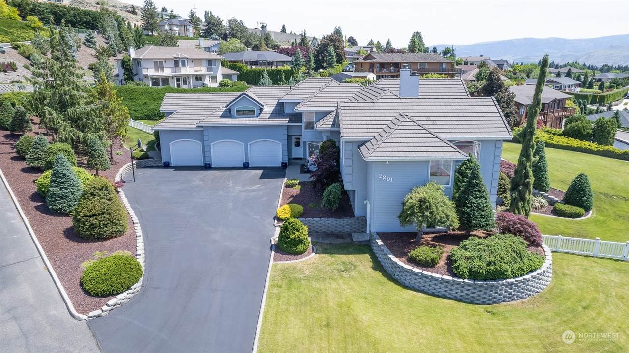 2201 Devon Avenue - Photo 1