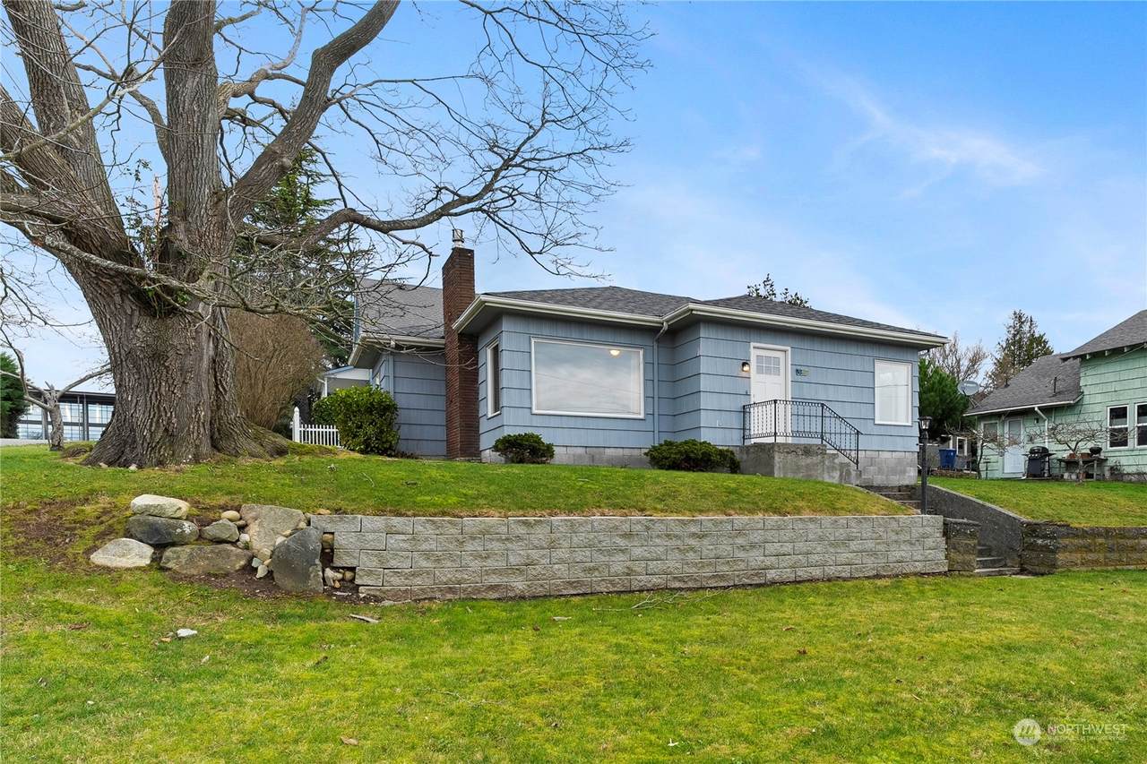 1820 L Avenue - Photo 1