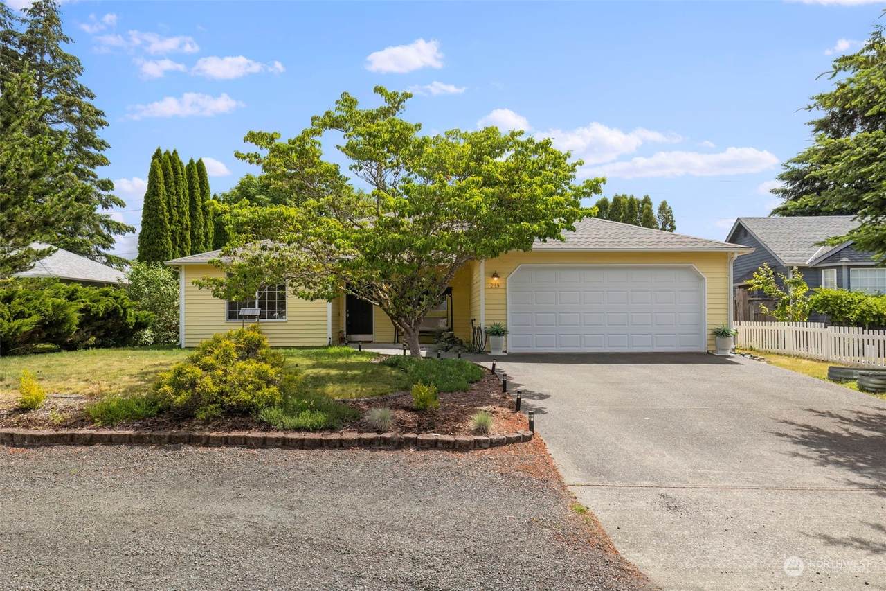 219 Springfield Loop - Photo 1