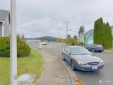 977 Graham Avenue - Photo 3