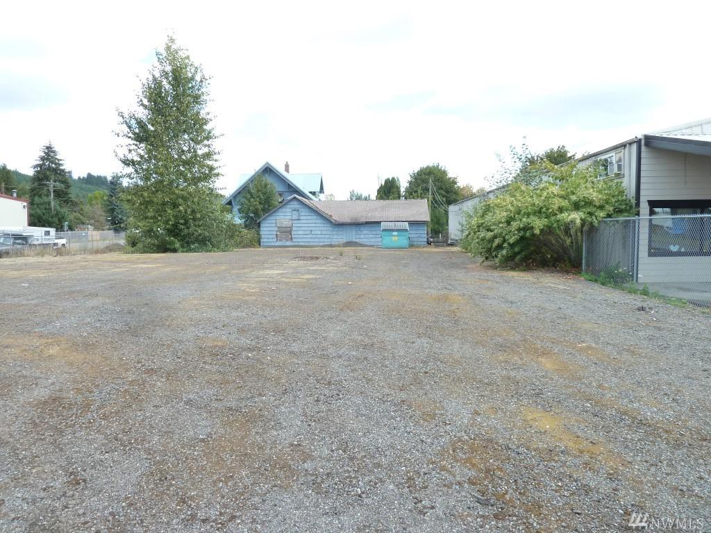 1142 Kresky Ave - Photo 1