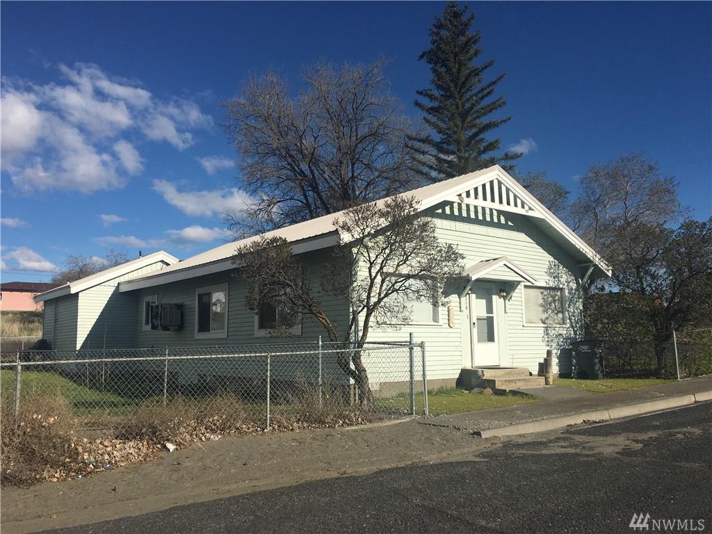 110 Ash St - Photo 1