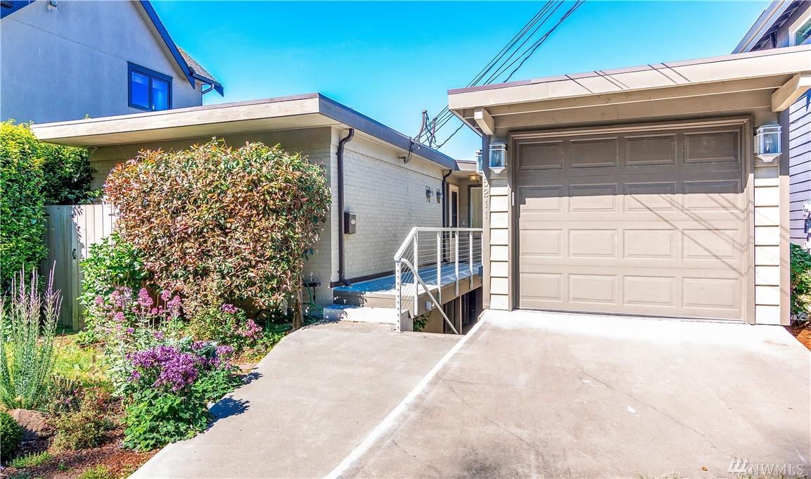 5211 Beach Dr - Photo 1