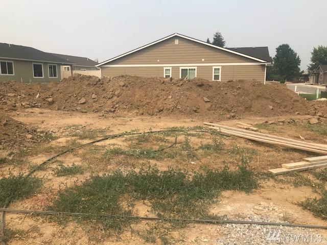196 Pershing Cir - Photo 1