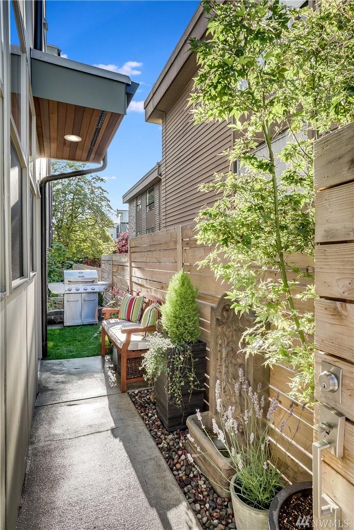 4038 California Ave - Photo 1