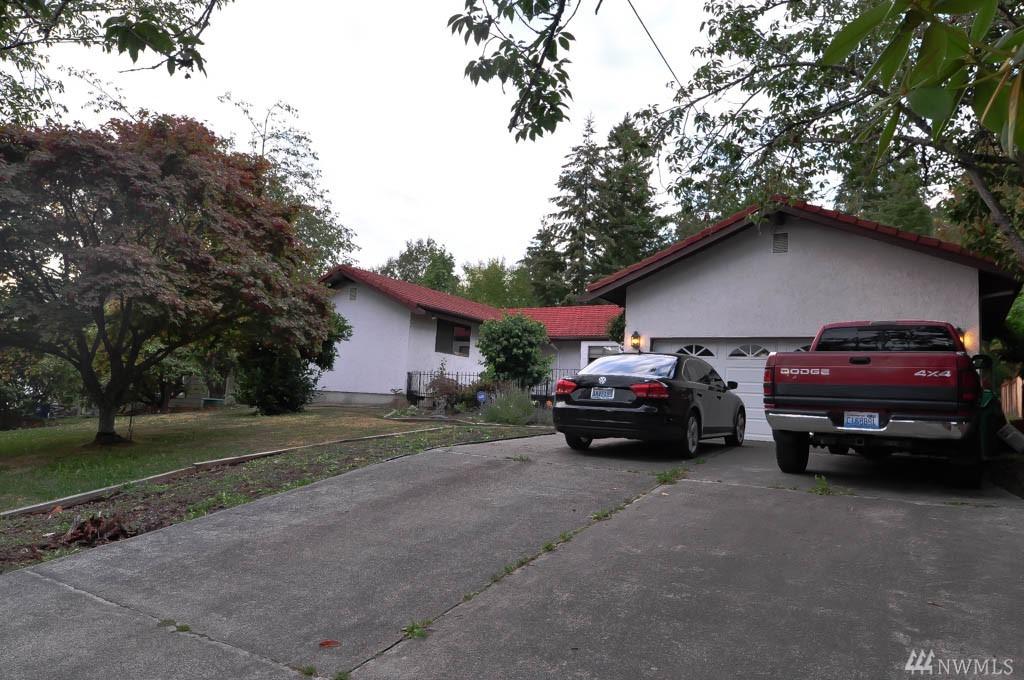 379 Selkirk Dr - Photo 1