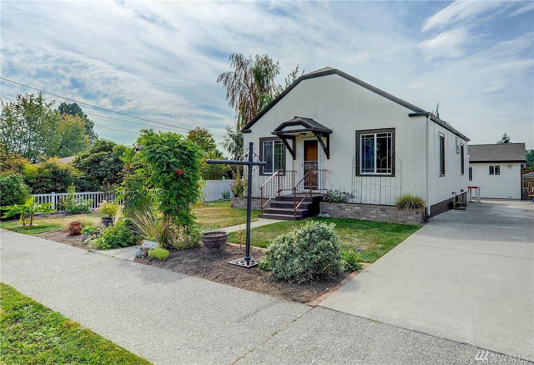 418 Avenue H - Photo 1