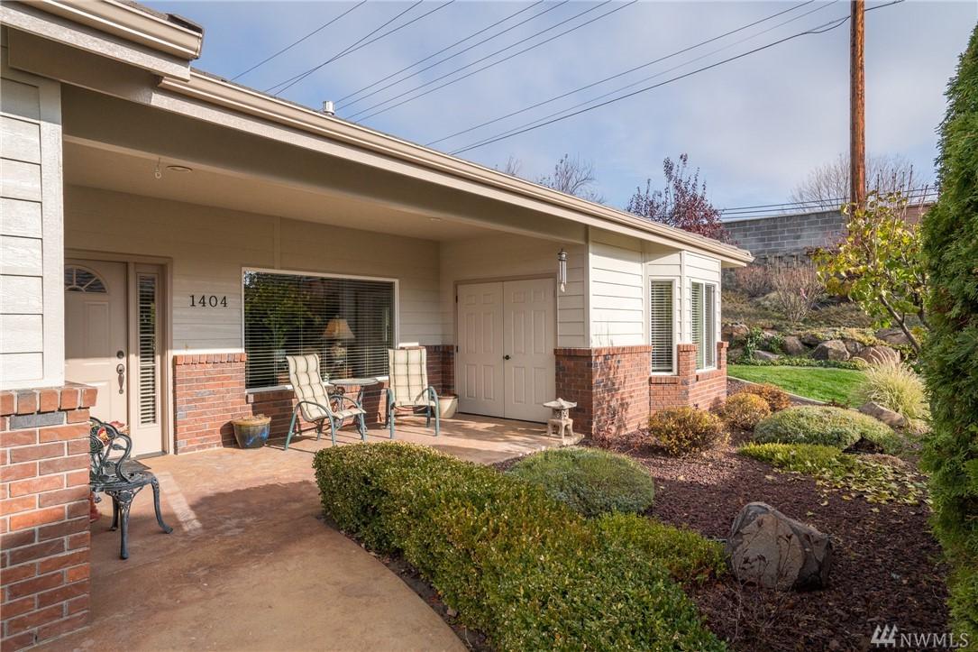 1380 Eastmont Ave - Photo 1