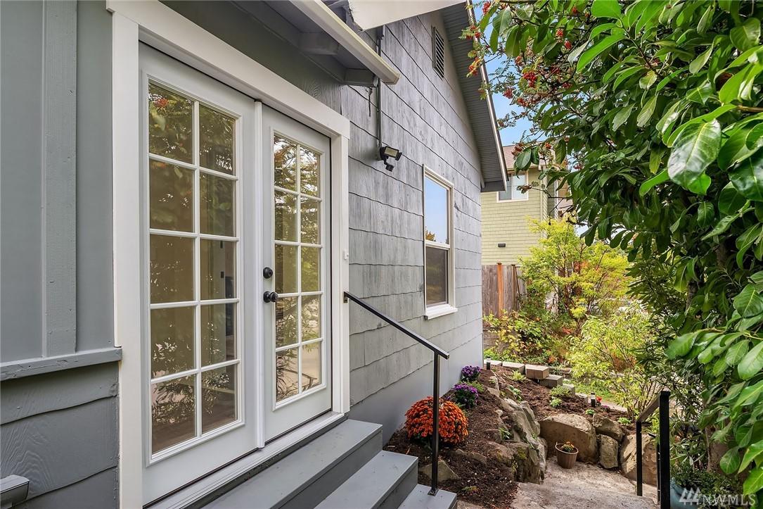 2415 Grand St - Photo 1