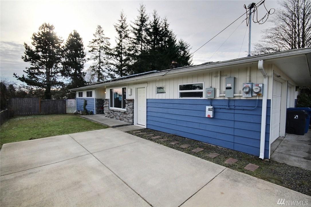 2521 Bush Ave - Photo 1