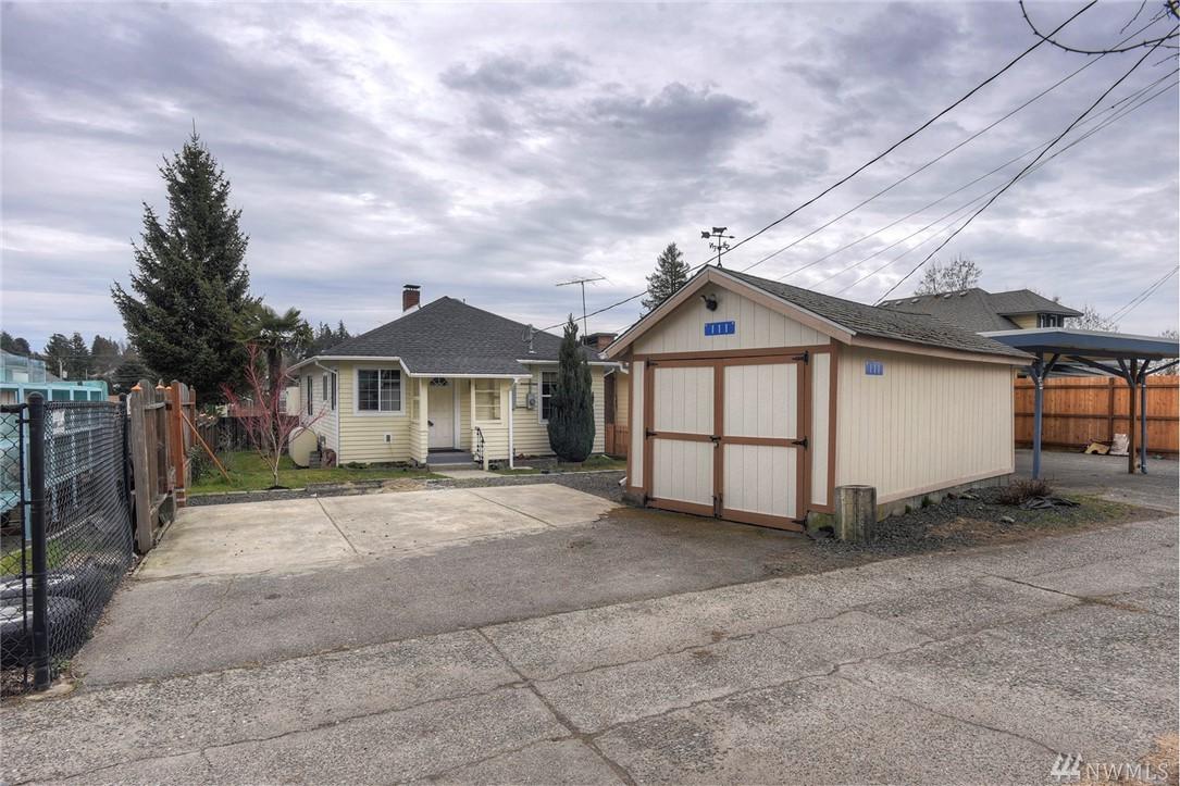 111 Callow Ave - Photo 1