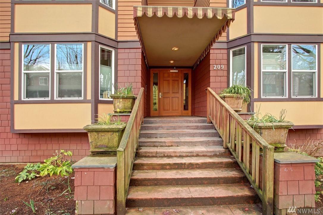 209 39th St - Photo 1