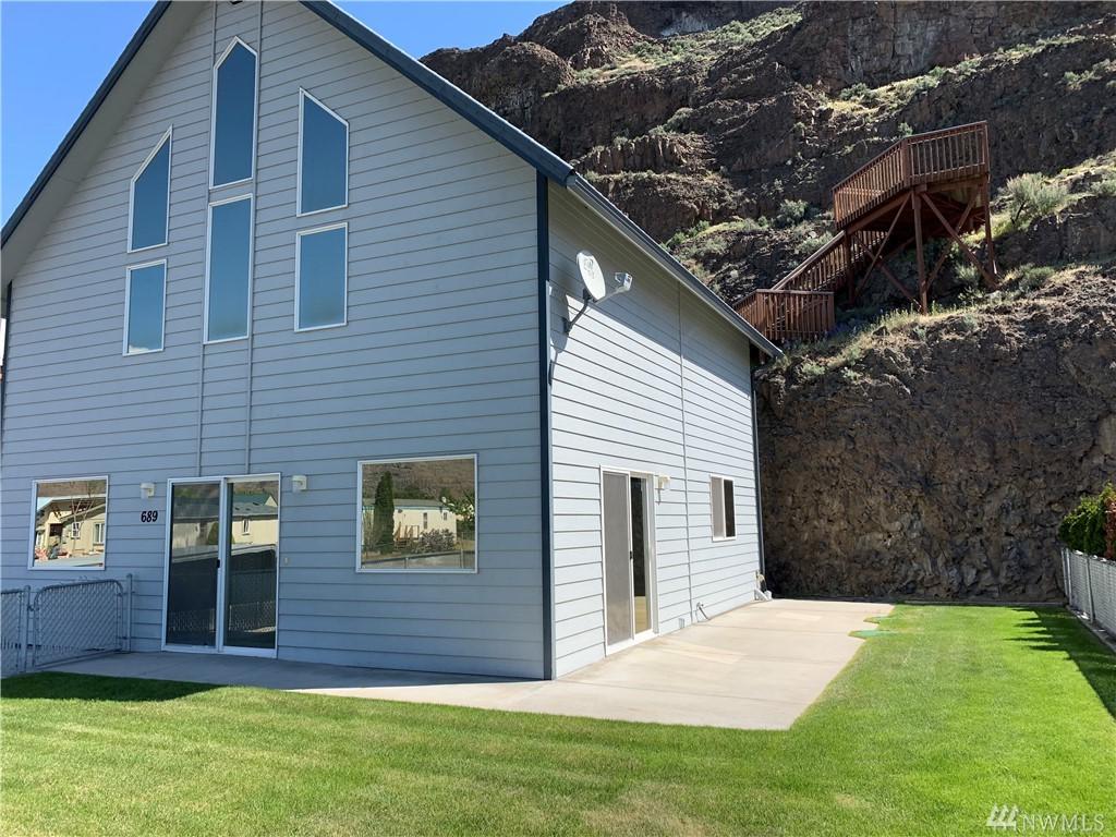 689 Section Ave - Photo 1