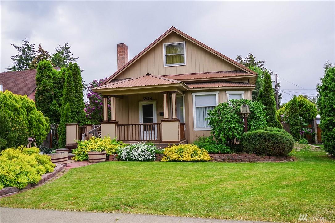 704 6th Ave - Photo 1