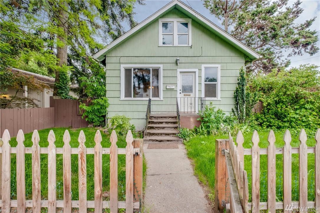 143 Rainier Ave - Photo 1