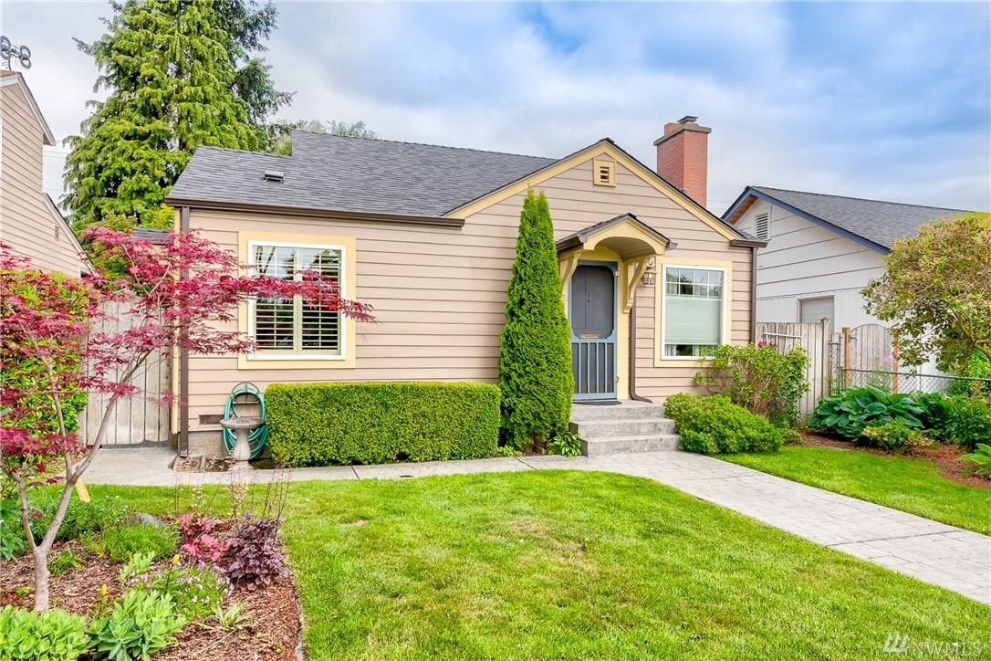 1033 Oakes Ave - Photo 1