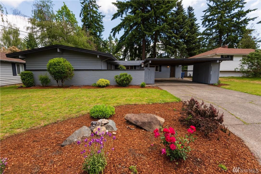 624 165th Ave - Photo 1