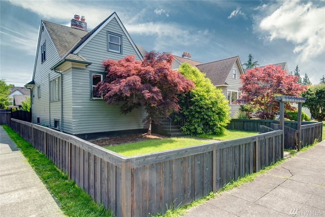 1401 Oakes Ave - Photo 1