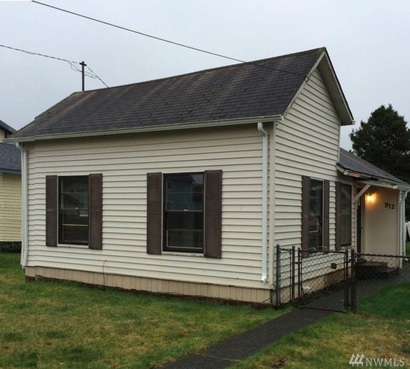 912 4th St - Photo 1