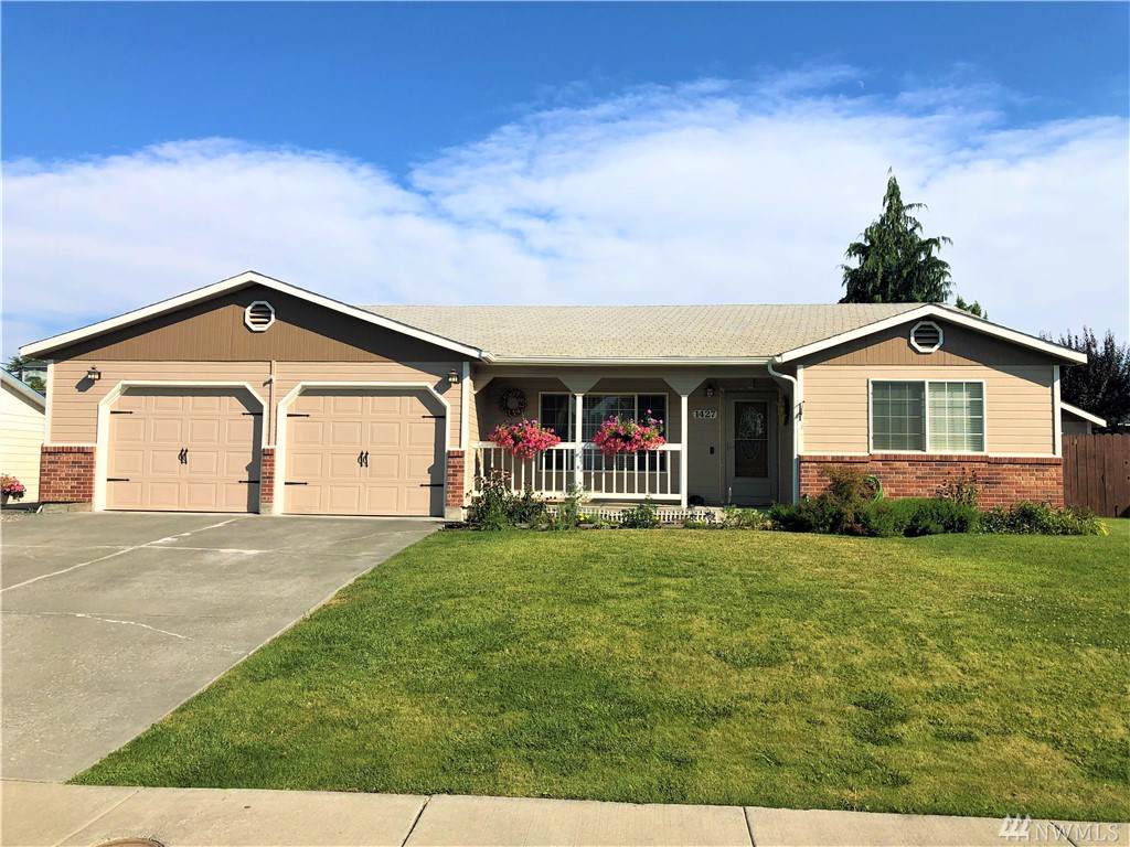 1427 James Ave - Photo 1