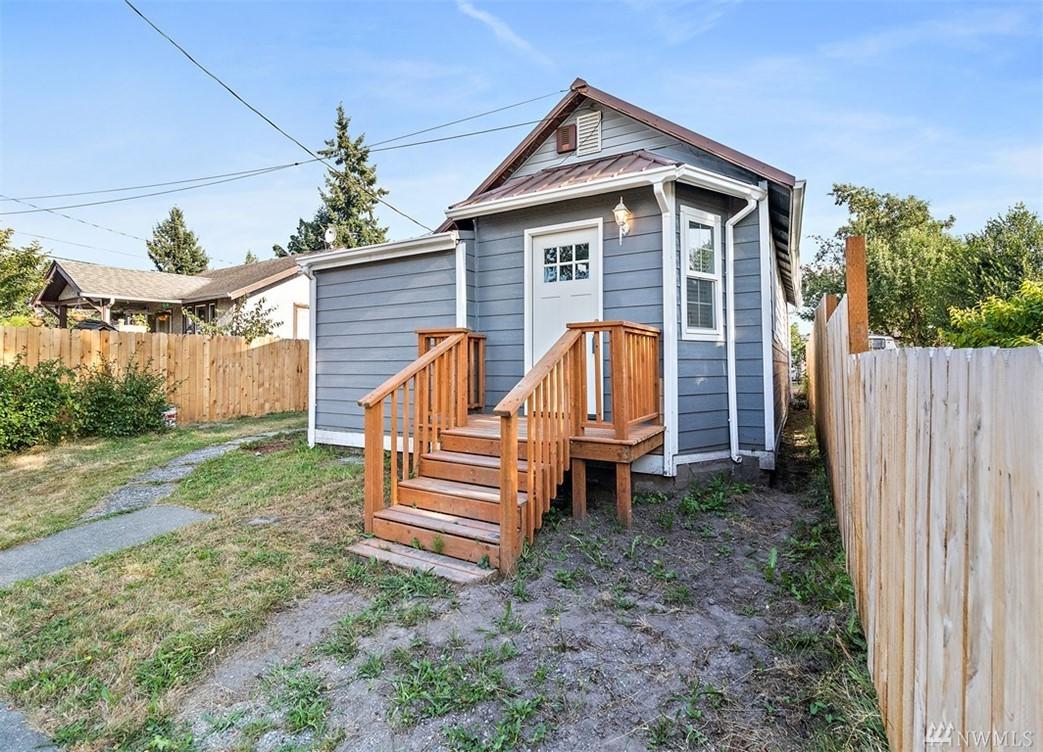 136 11th St - Photo 1
