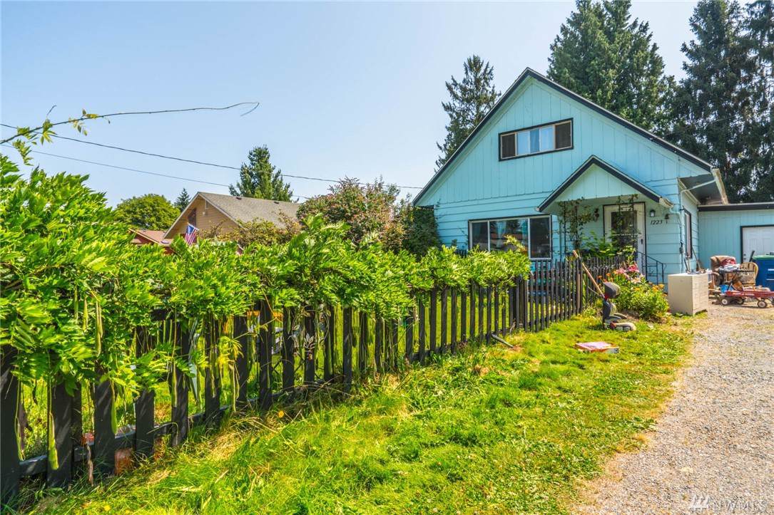 1223 Railroad Ave - Photo 1