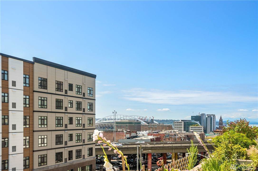 321 10th Ave - Photo 1