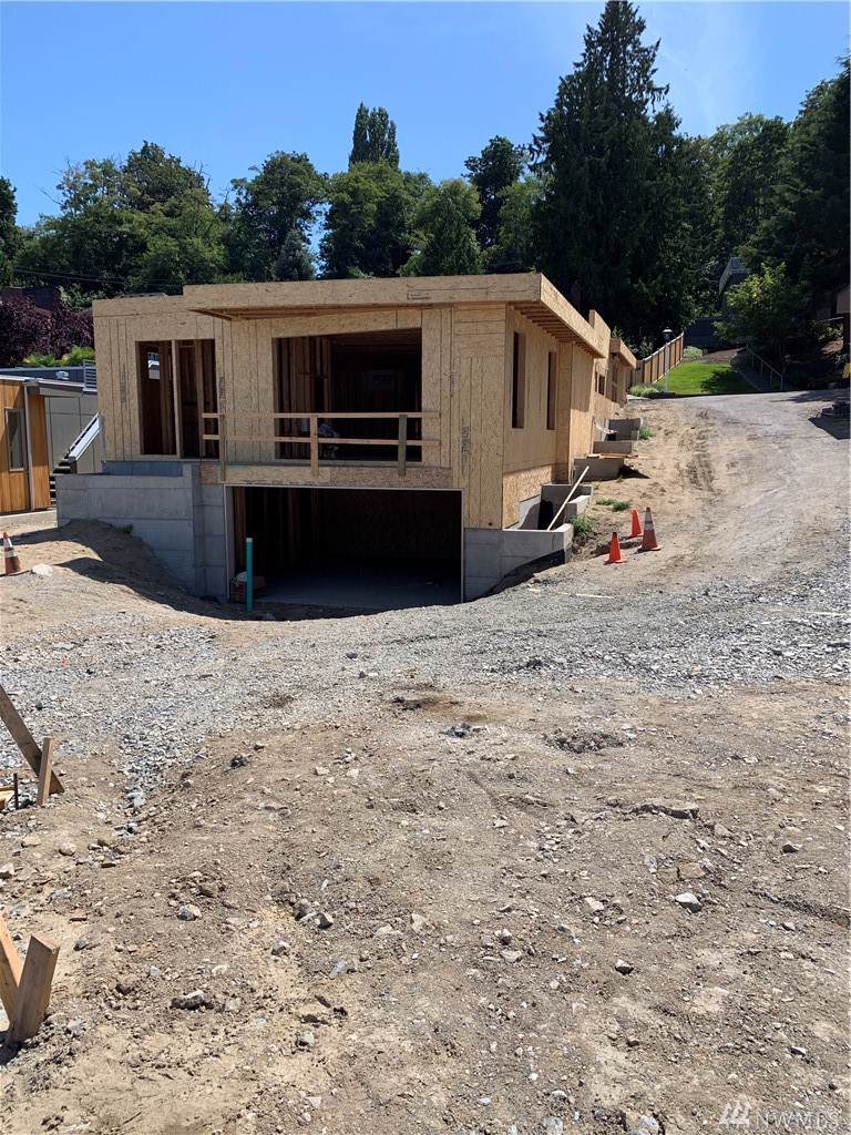 3745 Commodore Wy - Photo 1
