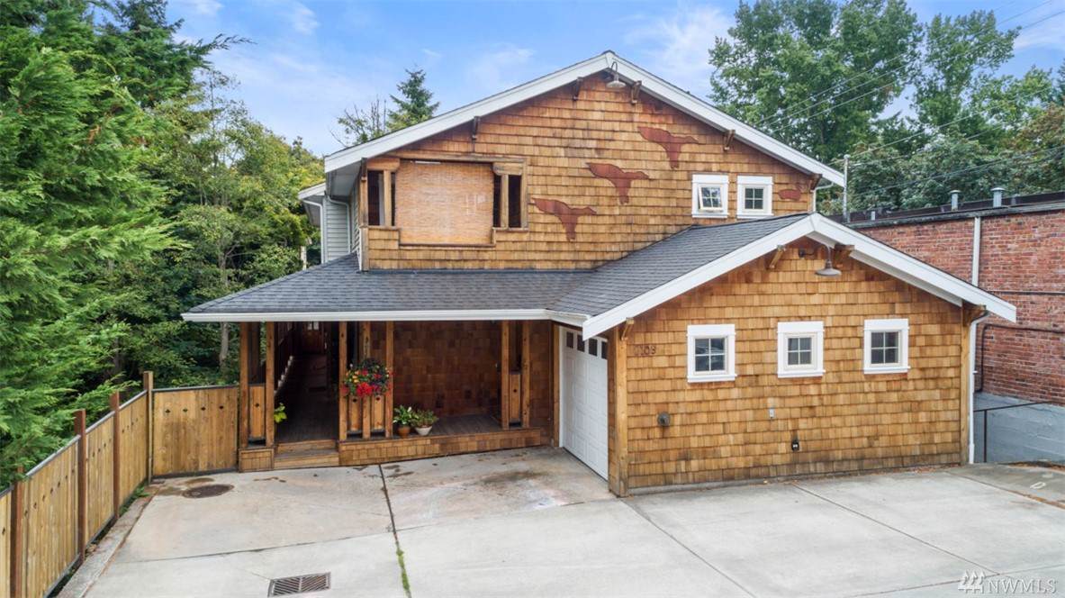 2103 Oakes St - Photo 1