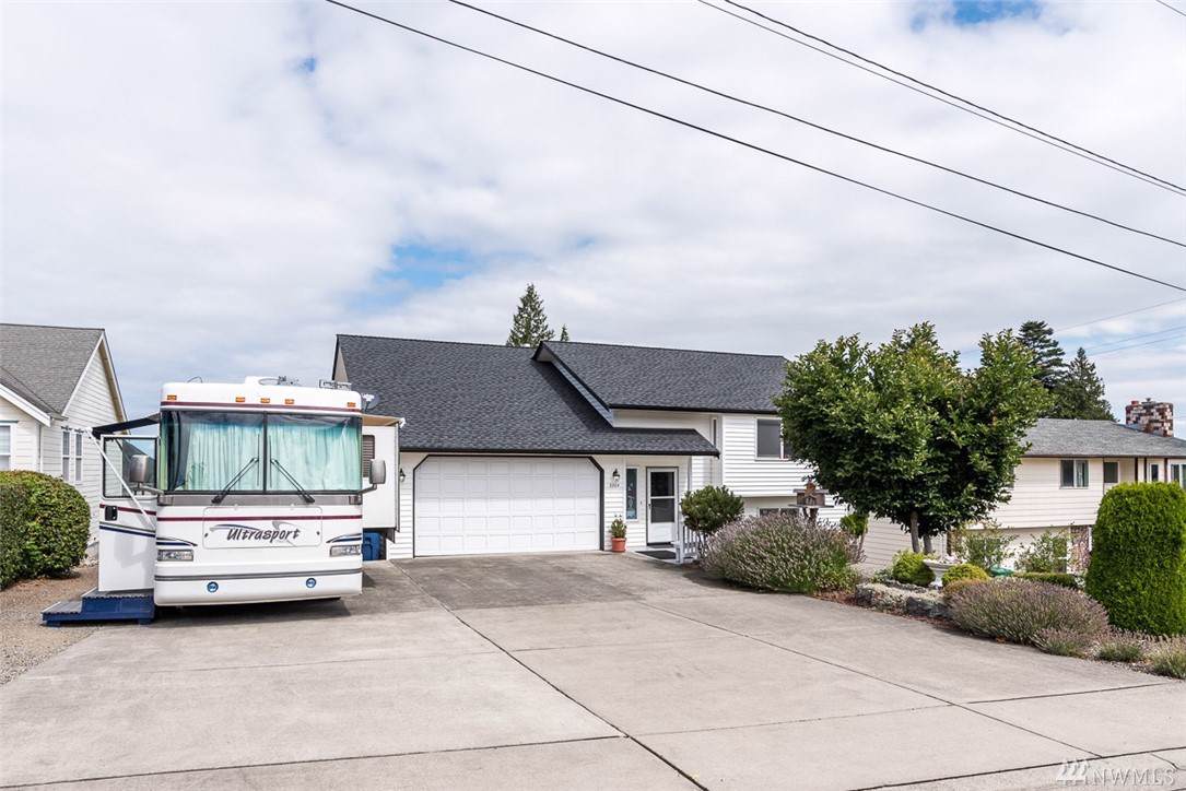 2204 23rd St - Photo 1