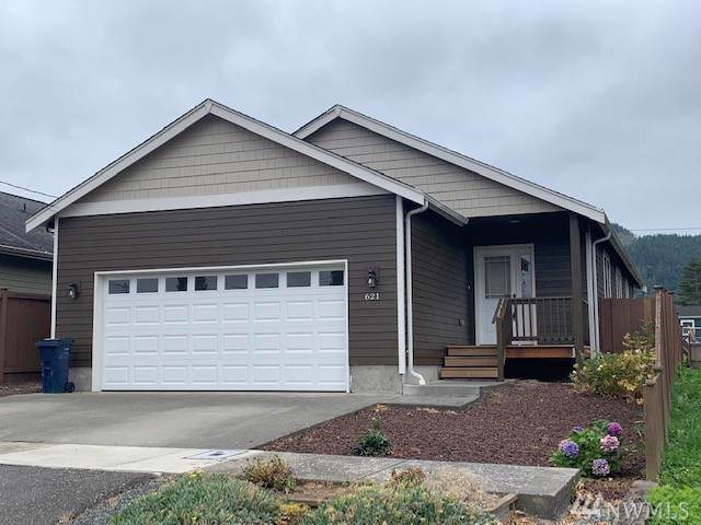 621 Alexander St - Photo 1