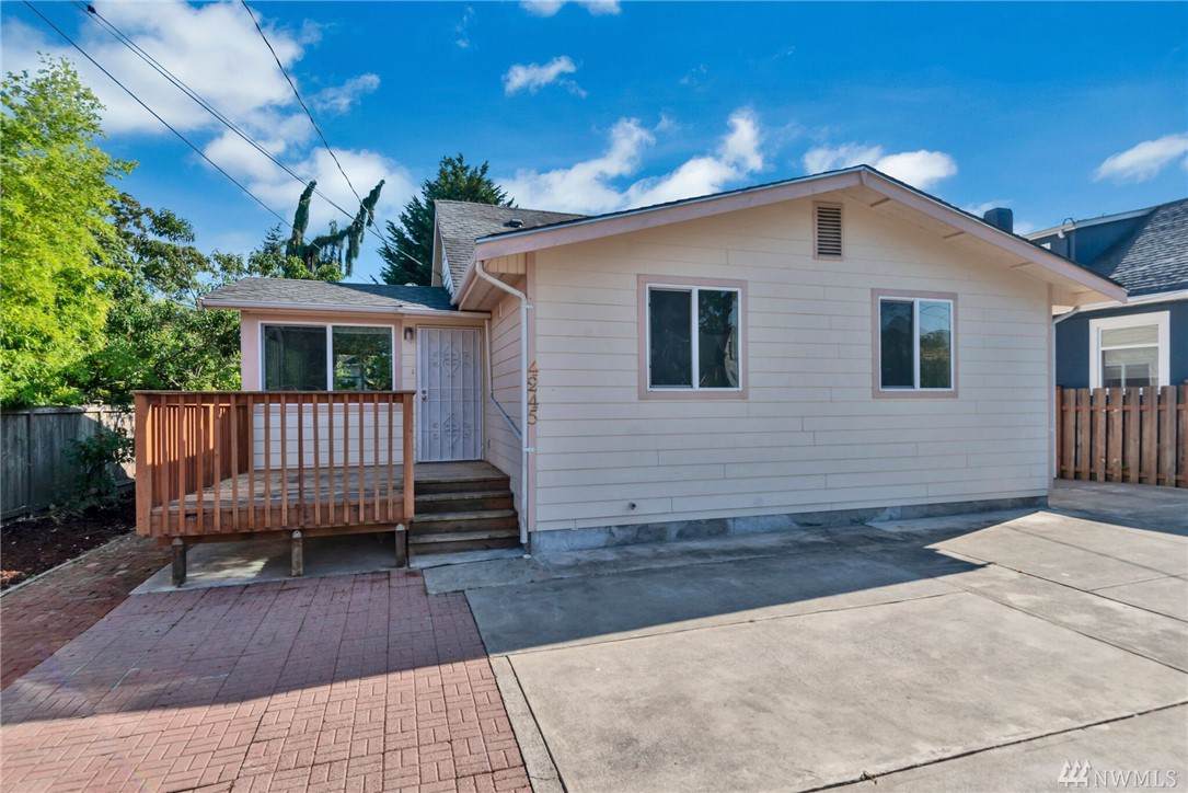 4245 Raymond St - Photo 1