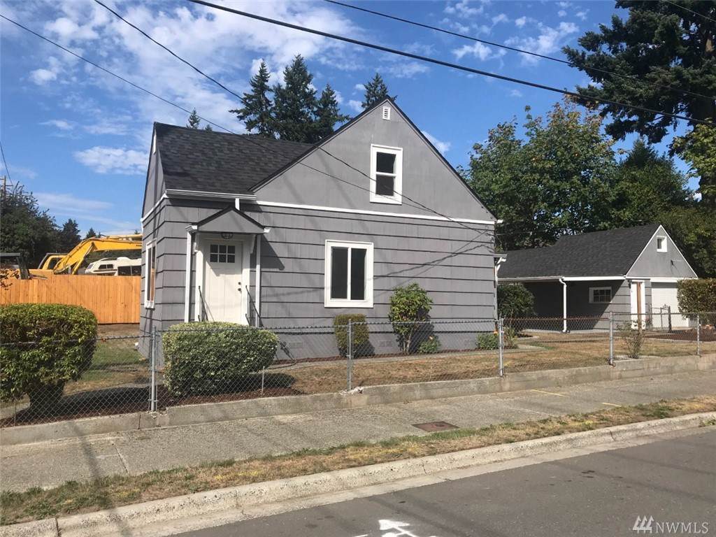 1301 Montgomery Ave - Photo 1