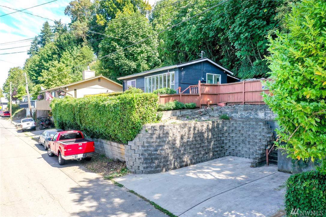 343 Perry Ave - Photo 1