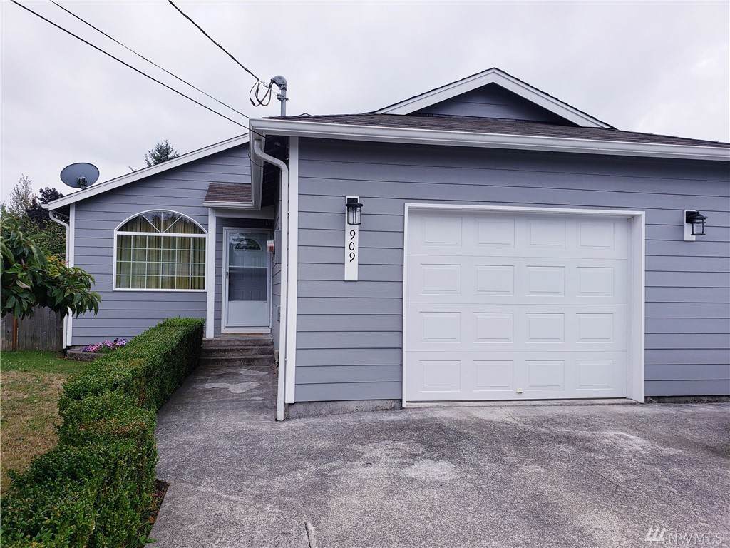 909 Anderson St - Photo 1