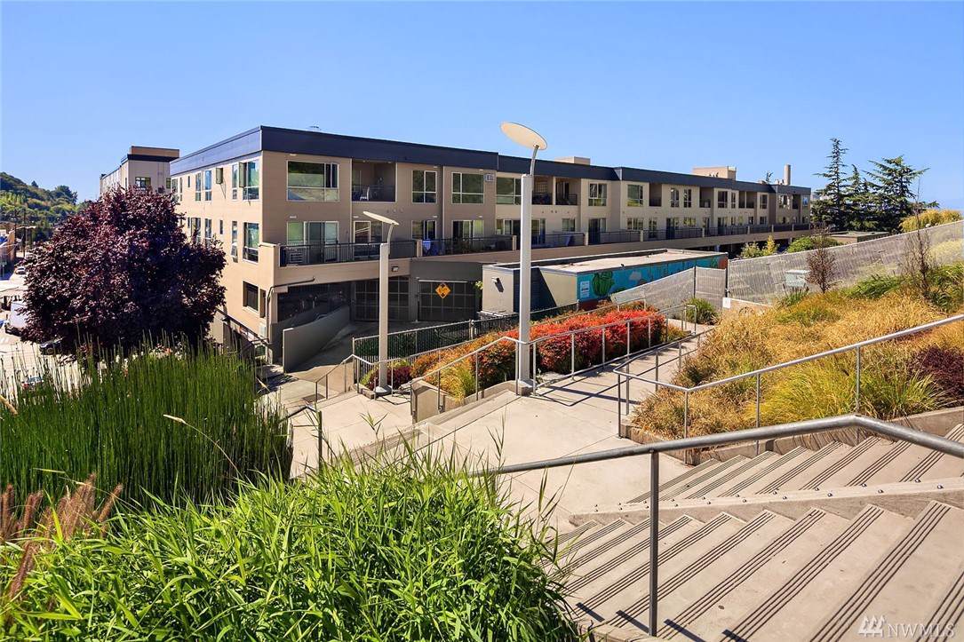 321 10th Ave - Photo 1