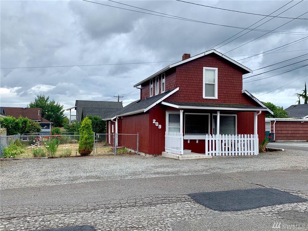 1627 2nd St - Photo 1