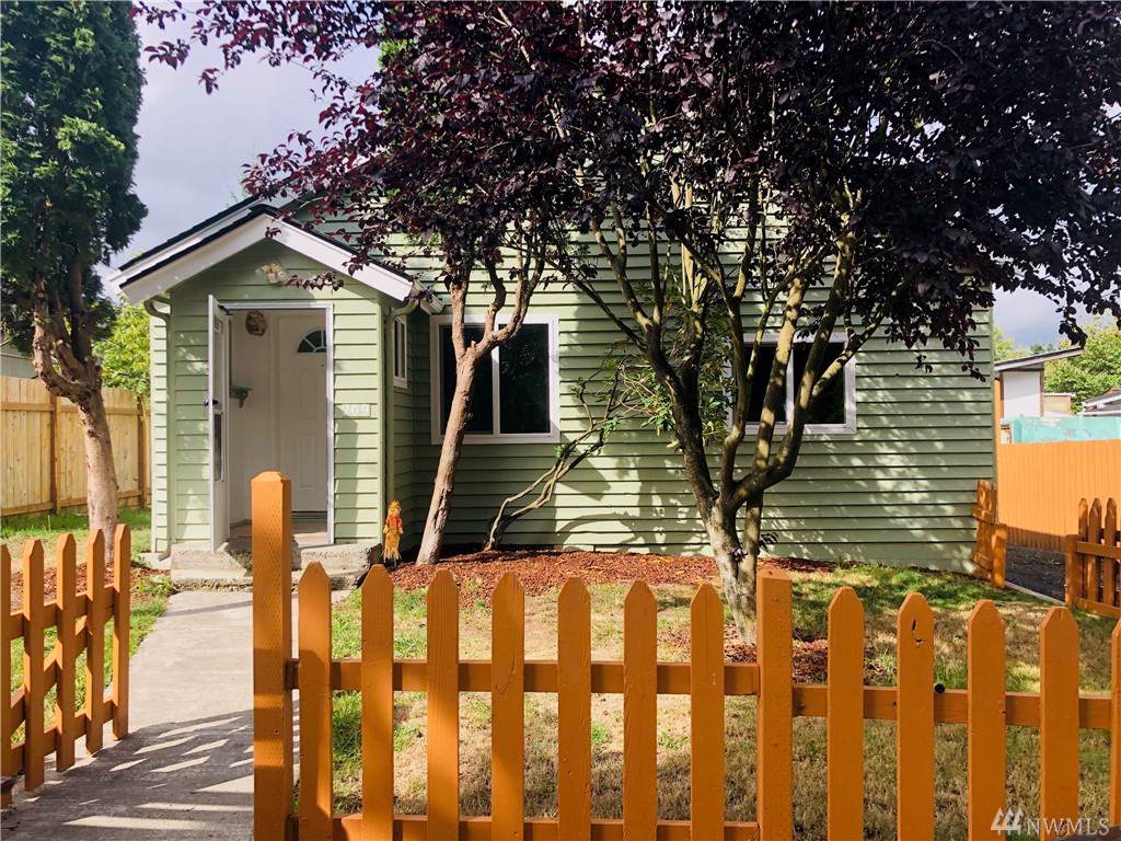 209 Constitution Ave - Photo 1