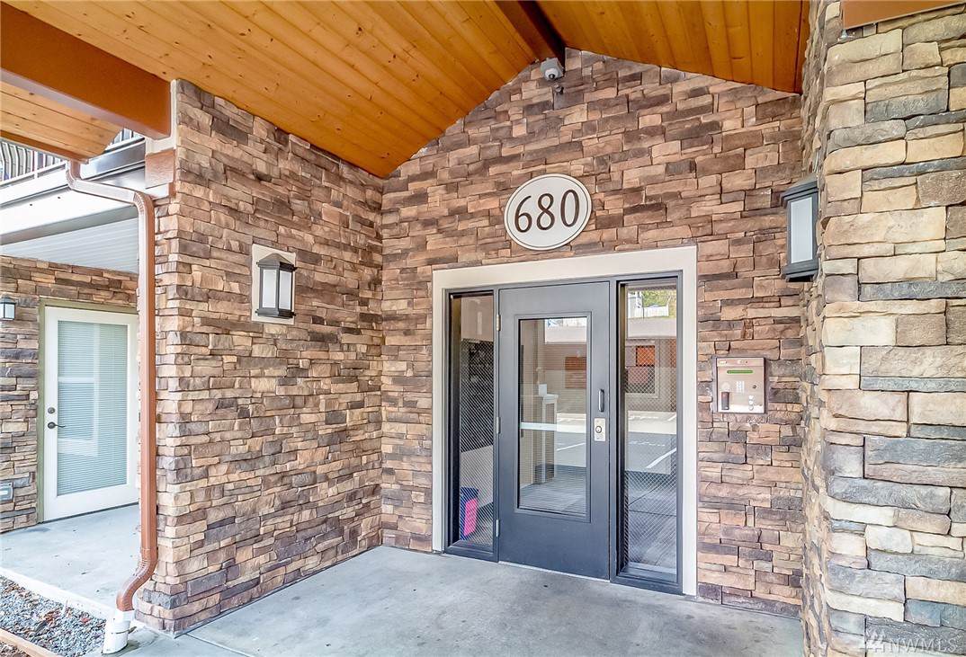 680 32nd St - Photo 1