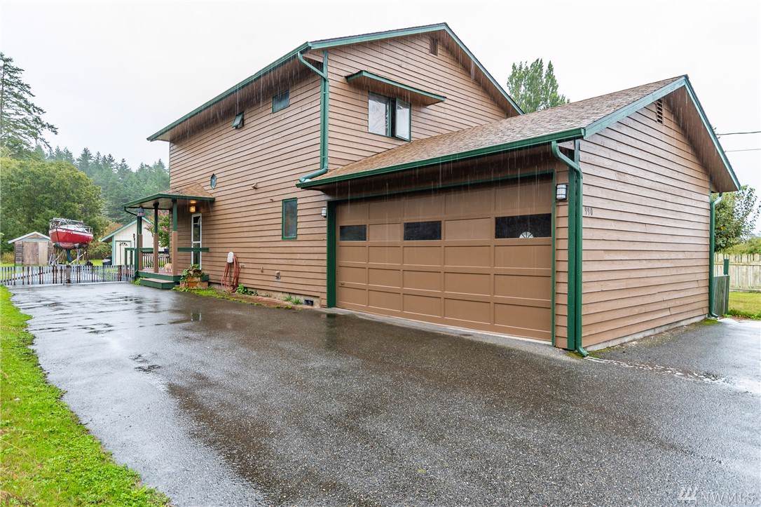 990 Donald Ave - Photo 1
