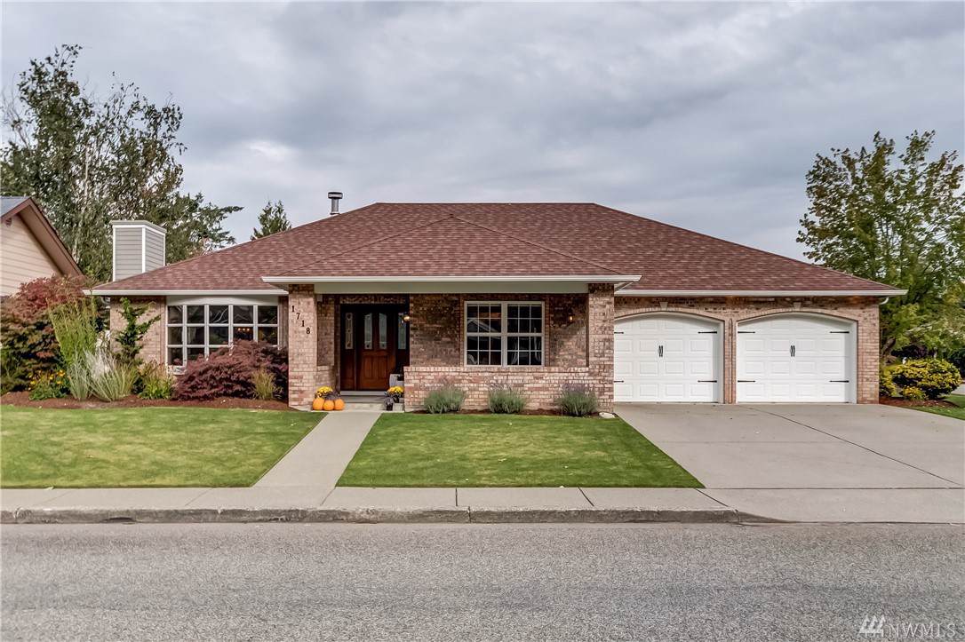 1718 Village Dr - Photo 1