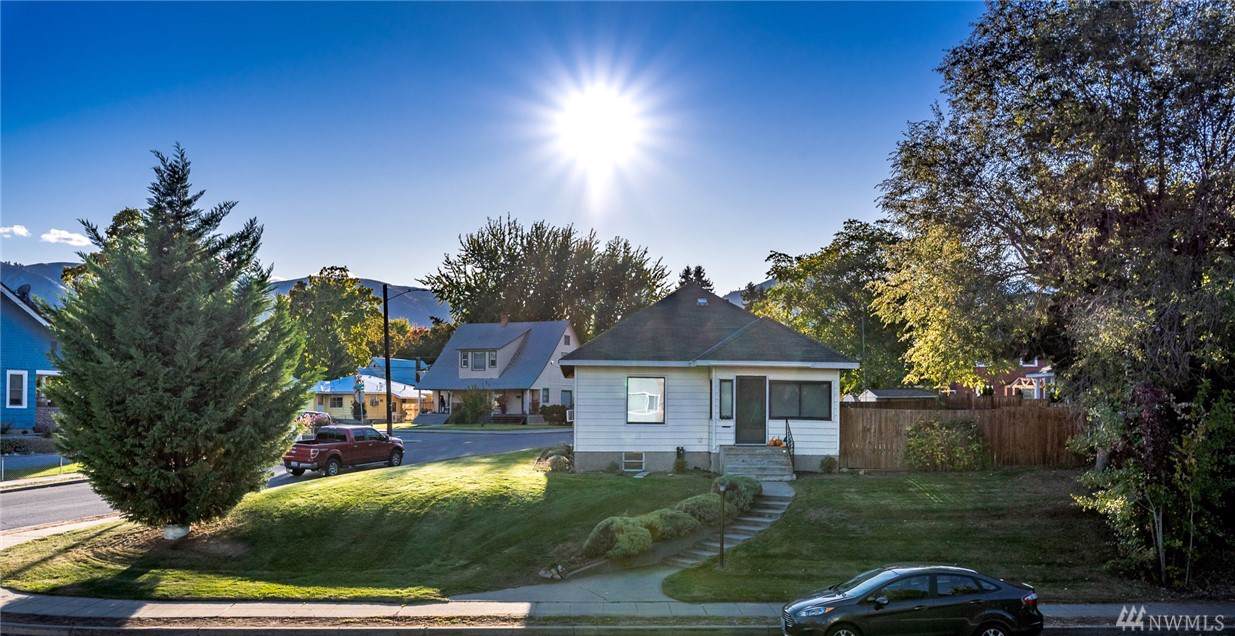 208 Pennsylvania Ave - Photo 1